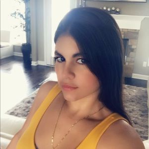 Meet your Posher, Yanet